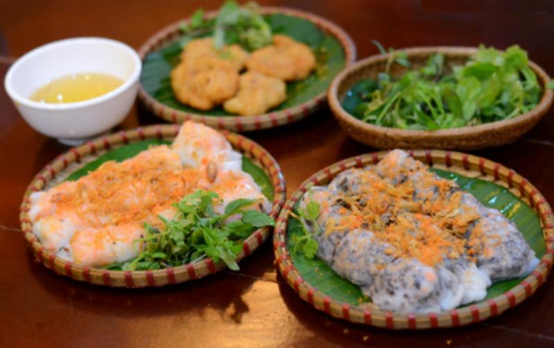 Dia banh cuon tom nong hoi an kem cha va rau